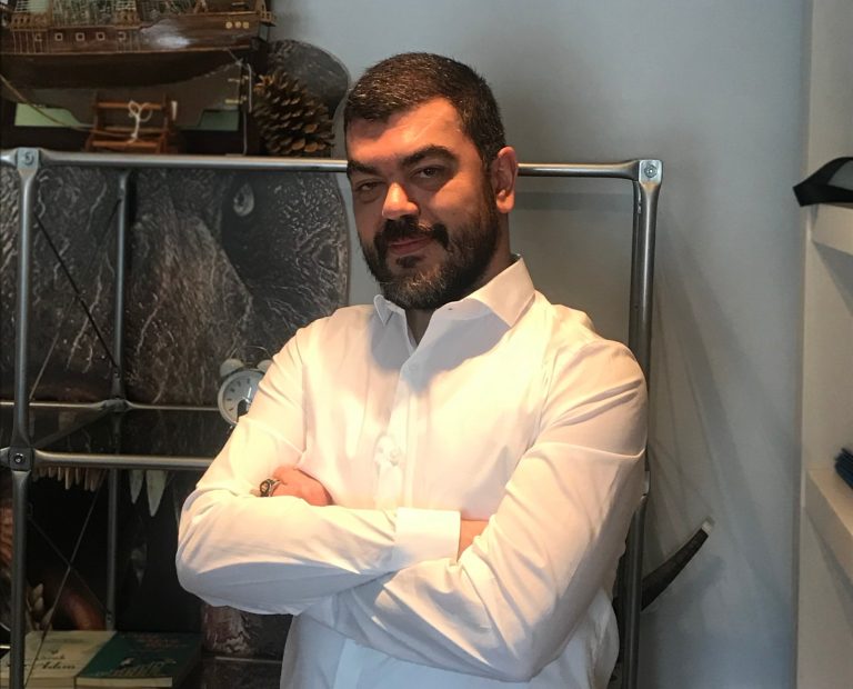 Ekonomist Önder Tavukçuoğlu: En az üç farklı sektörden üç farklı hisseye yatırım yapmalı