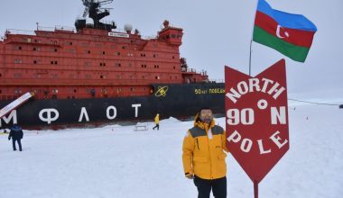 Dünyada 200 ülkeye seyahat etmiş bir Azerbaycanlı gezgin Mehraj Mahmudov. Dünyada 200 ülkeye seyahat etmiş bir Azerbaycanlı gezgin Mehraj Mahmudov.
