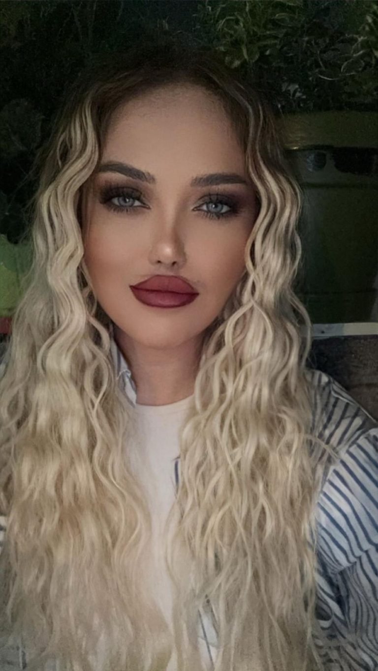 PINAR İPEK KİMDİR?