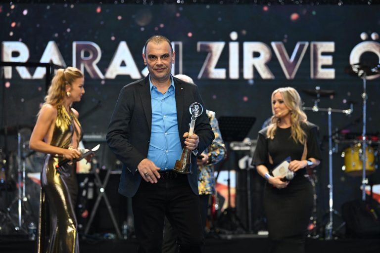 İş İnsanı İbrahim Murat Gündüz Engelsiz Yaşam Vakfının Yararına Düzenlenen Gecede Yılın Zirvedeki Spor Yatırımcısı Ödülünü Aldı İş İnsanı İbrahim Murat Gündüz Engelsiz Yaşam Vakfının Yararına Düzenlenen Gecede Yılın Zirvedeki Spor Yatırımcısı Ödülünü Aldı